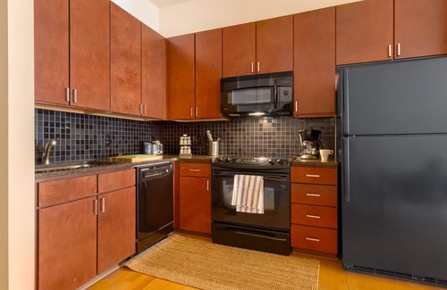 First Ward Apartment | ASK FOR Discount-vibrant 2 Story Apt Apple TV