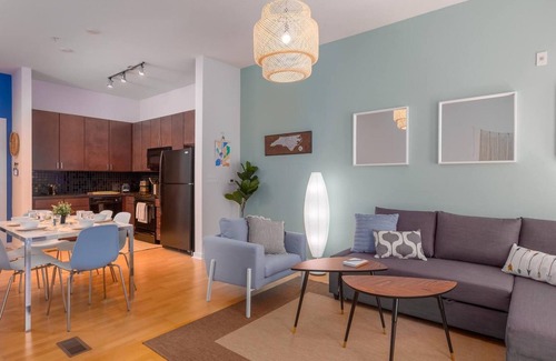 First Ward Apartment | ASK FOR Discount-vibrant 2 Story Apt Apple TV