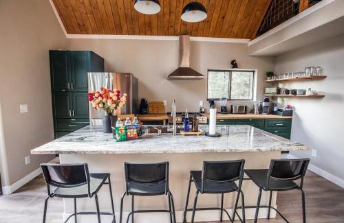 Los Ranchitos Estates Ski Chalet | Aspen Chalet Hot Tub, Fire Pit, Games,1-Acre