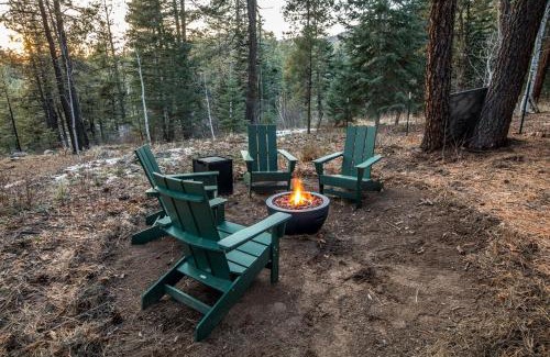 Los Ranchitos Estates Ski Chalet | Aspen Chalet Hot Tub, Fire Pit, Games,1-Acre