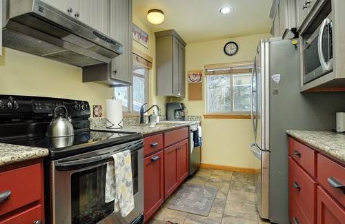 Nathrop Cabin | Aspen Grove with a cozy fireplace and a hot tub, come take the chill off!