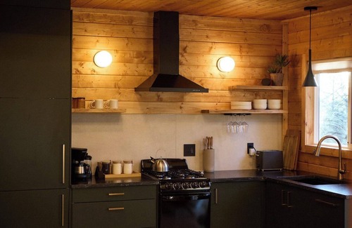 Florissant Cabin | Aspen Hideaway · Mountain Modern log Cabin Deck + Hot Tub