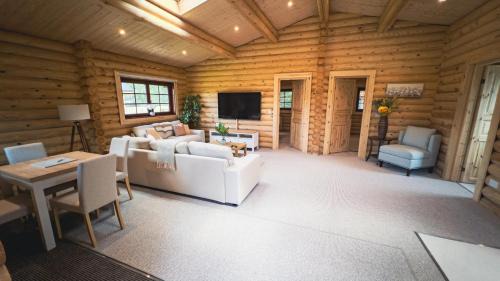 Morpeth Cabin | Aspen Lodge, Amazing New Log Cabin with Hot Tub - Sleeps 6 - Felmoor Park
