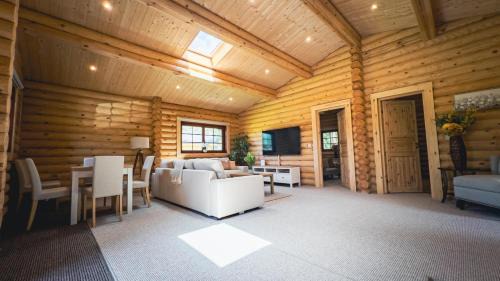 Morpeth Cabin | Aspen Lodge, Amazing New Log Cabin with Hot Tub - Sleeps 6 - Felmoor Park