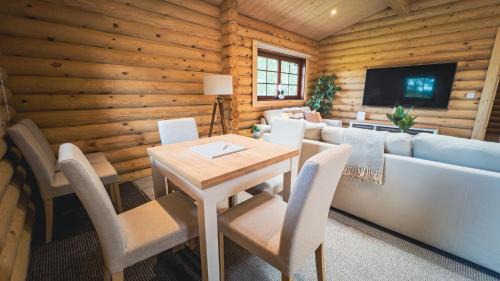 Morpeth Cabin | Aspen Lodge, Amazing New Log Cabin with Hot Tub - Sleeps 6 - Felmoor Park