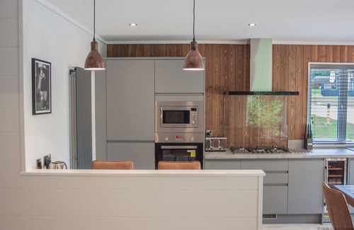 Pickering Ski Chalet | Aspen Lodge | sleeps 6 - Hot Tub, Dog Friendly - 5* Visit England