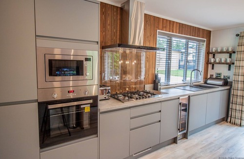 Pickering Ski Chalet | Aspen Lodge | sleeps 6 - Hot Tub, Dog Friendly - 5* Visit England