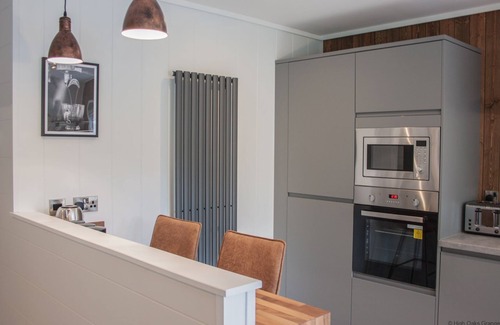 Pickering Ski Chalet | Aspen Lodge | sleeps 6 - Hot Tub, Dog Friendly - 5* Visit England
