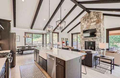 Silverthorne House | Aspen Peaks Overlook - Private Hot Tub & Fire Pit