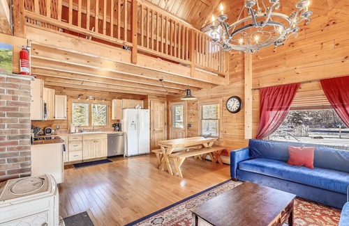 Morrisville House | Aspen's Run: 3 br log cabin, wood stove, deck, firepit, window a/c