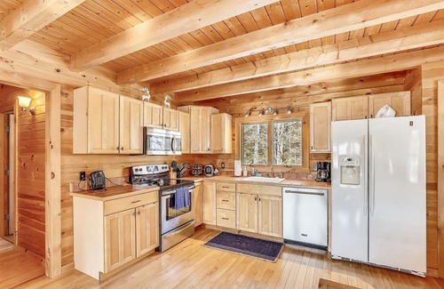 Morrisville House | Aspen's Run: 3 br log cabin, wood stove, deck, firepit, window a/c