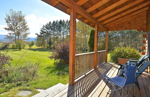 Morrisville House | Aspen's Run: 3 br log cabin, wood stove, deck, firepit, window a/c