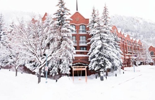 Downtown Hotel | Aspen St Regis Resort Hotel Room With 2 Queens