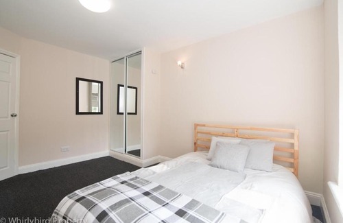 Maidenhead Apartment | Aston Henry James Courtlands Cosy apartment close to Maidenhead train station