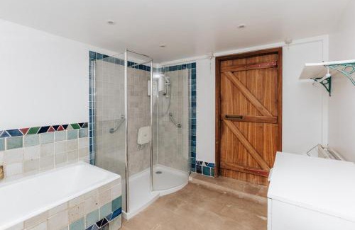 Henley-on-Thames House | Aston Pottery