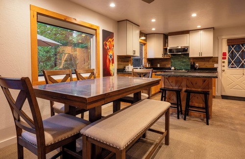 Dorrington Cabin | Astro's Dogwood Cabin ~ Pool Access & A/C & Pet friendly!