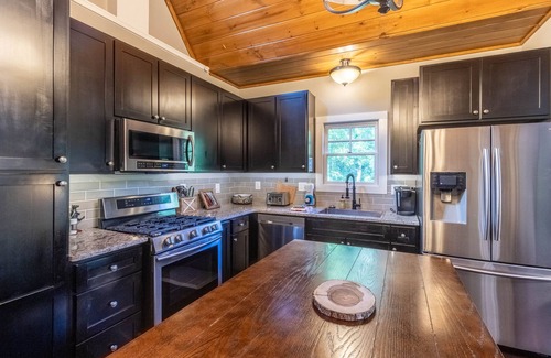 Cullowhee House | At E's - Upscale Riverfront Home Near WCU