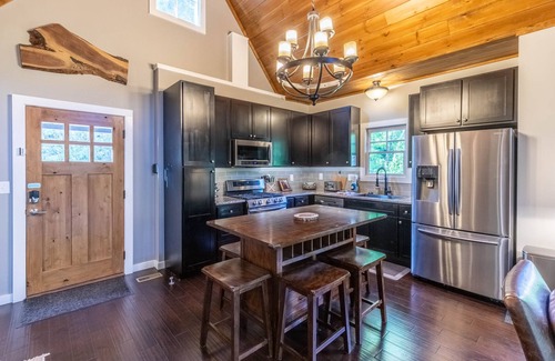 Cullowhee House | At E's - Upscale Riverfront Home Near WCU