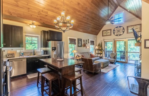 Cullowhee House | At E's - Upscale Riverfront Home Near WCU