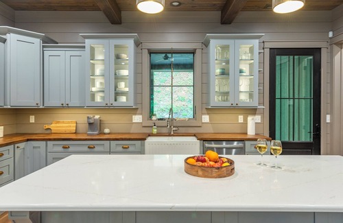 Burnsville Cabin | At Last Mtn Cabin, Hike to Crabtree Falls, Hot Tub+Fire Pit, Close to Parkway.
