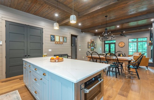 Burnsville Cabin | At Last Mtn Cabin, Hike to Crabtree Falls, Hot Tub+Fire Pit, Close to Parkway.