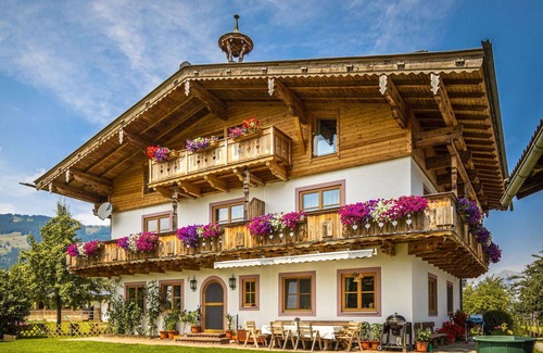 Saalfelden am Steinernen Meer Villa | Lovely apartment in villa for 6 people with TV, balcony and parking