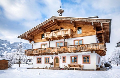 Saalfelden am Steinernen Meer Villa | Lovely apartment in villa for 6 people with TV, balcony and parking