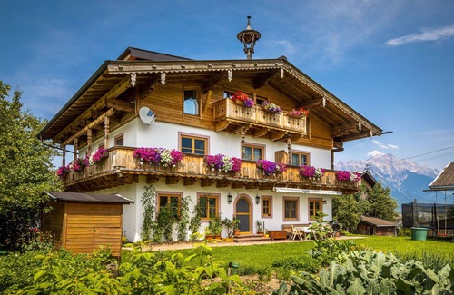 Saalfelden am Steinernen Meer Villa | Lovely apartment in villa for 6 people with TV, balcony and parking