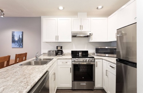 Whistler Creekside Cabin | At the base of Whistler Mtn in Creekside | Cozy Gas Fireplace | Newly renovated pool & hot tub