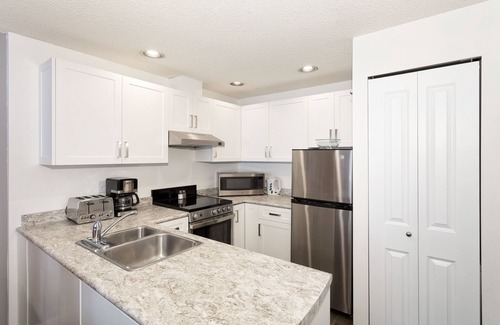 Whistler Creekside Cabin | At the base of Whistler Mtn in Creekside | Cozy Gas Fireplace | Newly renovated pool & hot tub