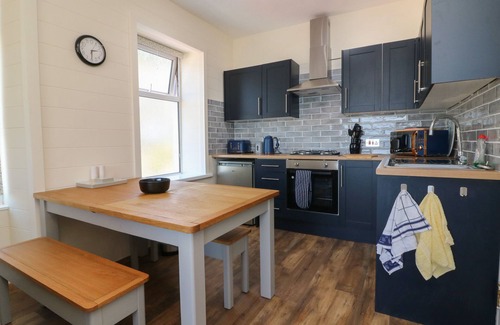 Hele Cottage | At the Bay Apartment