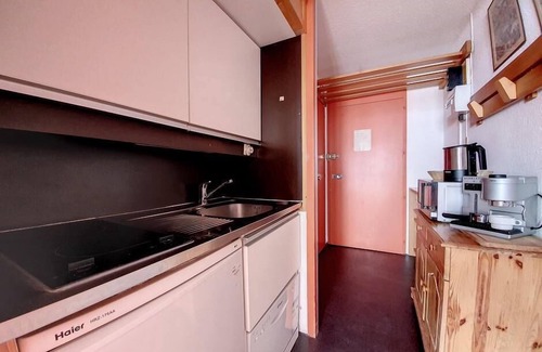 Les Menuires Apartment | At the foot of shops, 5th floor, view ski slopes, balcony, tv, ski locker, 24m², Les Menuires