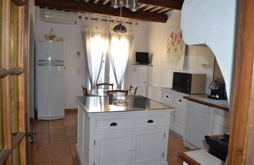 Cheval-Blanc House | "At the foot of the Luberon" House for three people.