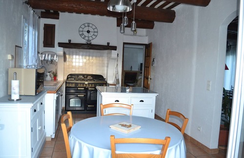 Cheval-Blanc House | "At the foot of the Luberon" House for three people.
