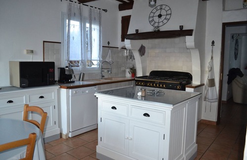 Cheval-Blanc House | "At the foot of the Luberon" House for three people.