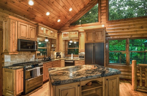 Ferguson Cabin | At Trail's End: Family Friendly Mtn Top Cabin, Porch and Patio area, Covered Hot