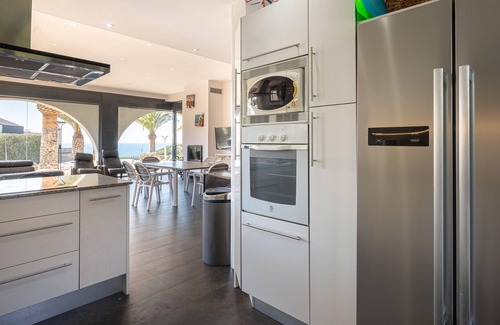 Torredembarra House | AT033 La Siesta: Villa con A/A, wifi, parking y piscina privada