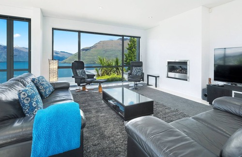 Fernhill House | Ataahua - Luxury home with spa pool - 3km to town