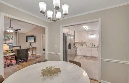 Woodstock House | ATH - Downtown Woodstock walkable. Fenced yard for pets! 165
