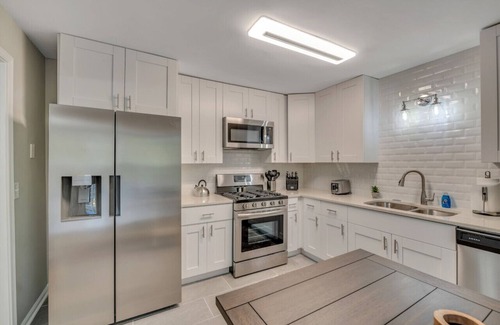 Woodstock House | ATH - Downtown Woodstock walkable. Fenced yard for pets! 165