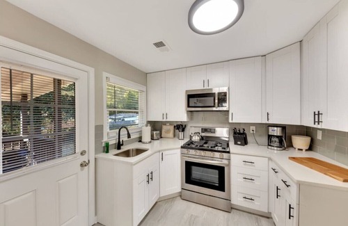 Fair Oaks House | ATH - Marietta/Smyrna convenience! Fenced yard and pet friendly. Beautiful!