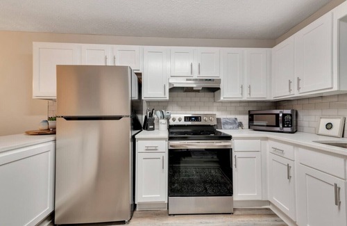 Smyrna House | ATH - Sleeps 4 - 2 Beds - Fenced/Pet friendly - CC6