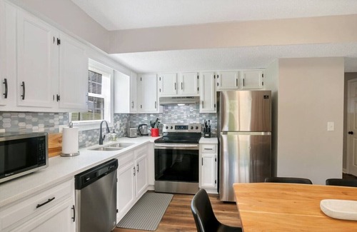 Smyrna House | ATH - Sleeps 4 - 2 Beds - Pet friendly - CC4
