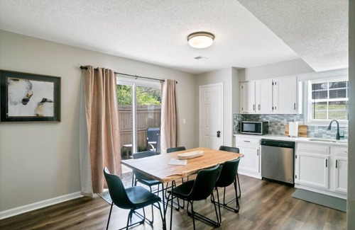 Smyrna House | ATH - Sleeps 4 - 2 Beds - Pet friendly - CC4