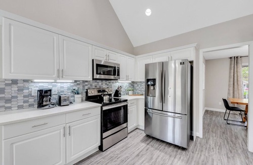 Acworth House | ATH - Sleeps 6 - 3 Beds - Fenced/Pet friendly - Emeral
