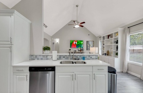 Acworth House | ATH - Sleeps 6 - 3 Beds - Fenced/Pet friendly - Emeral