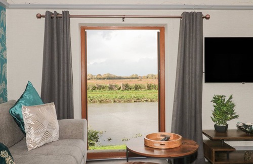 Burrowbridge House | ATHELNEY COTTAGE, pet friendly, with a garden in North Curry