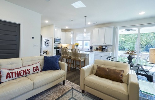 Athens House | Athens Luxury - King Master ~ 3Bdrm Home ~ 1 mile to Downtown ~ Minutes to UGA