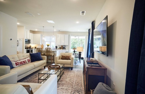 Athens House | Athens Luxury - King Master ~ 3Bdrm Home ~ 1 mile to Downtown ~ Minutes to UGA