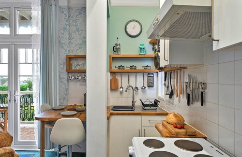 Roundham Apartment | Atherfield Apartments No. 3 - Sea Peeps